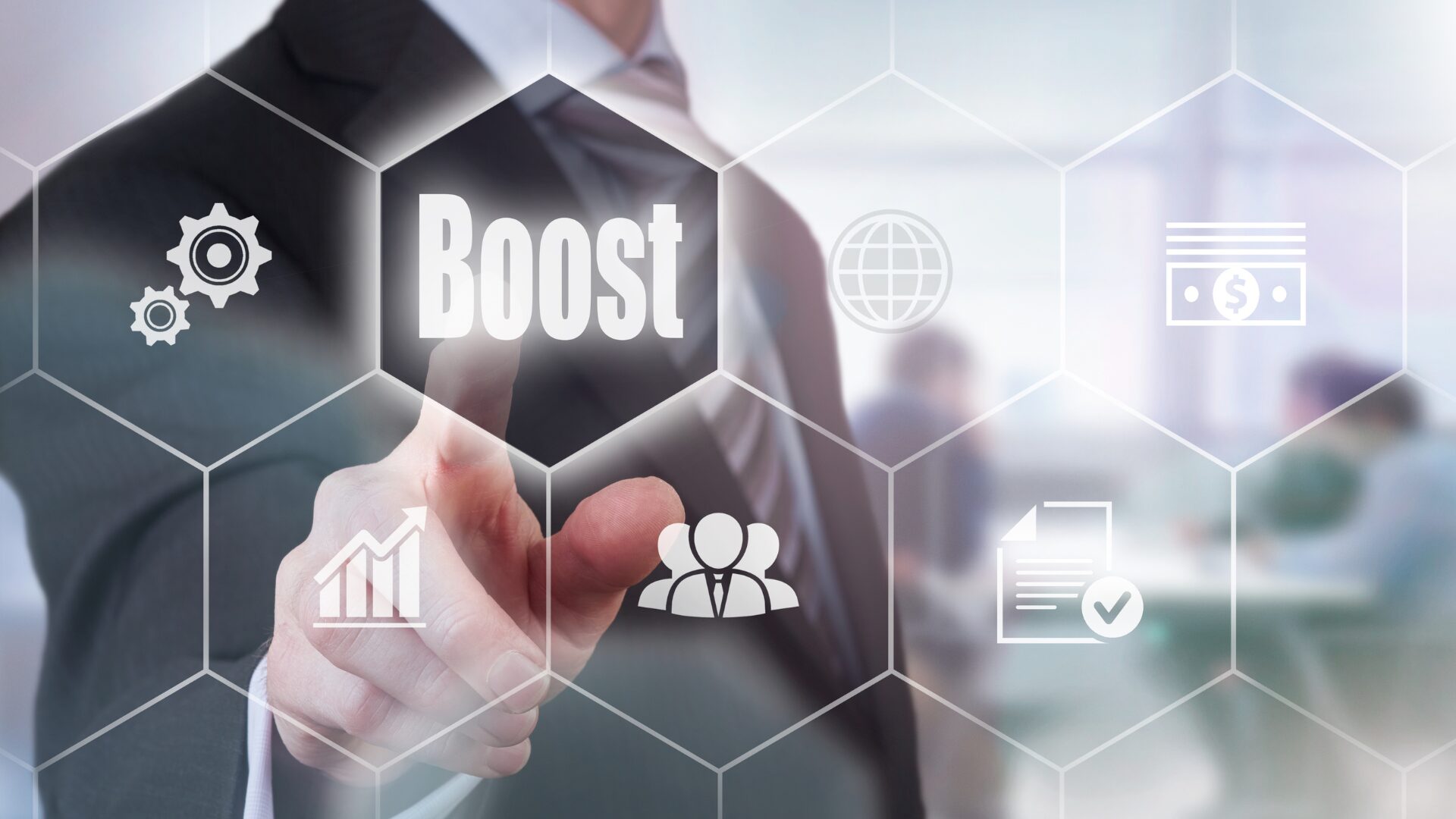 Muž kliká na slovo 'boost' na obrazovke, čo symbolizuje zlepšenie a optimalizáciu podnikania v oblasti aktivít pre det